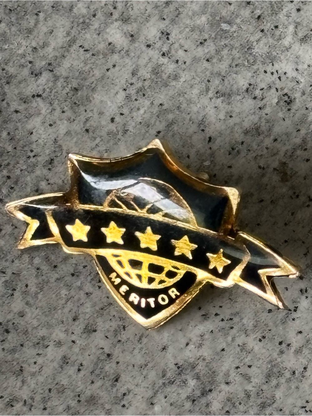 Gold Men's Leaf-Shaped Lapel Pin